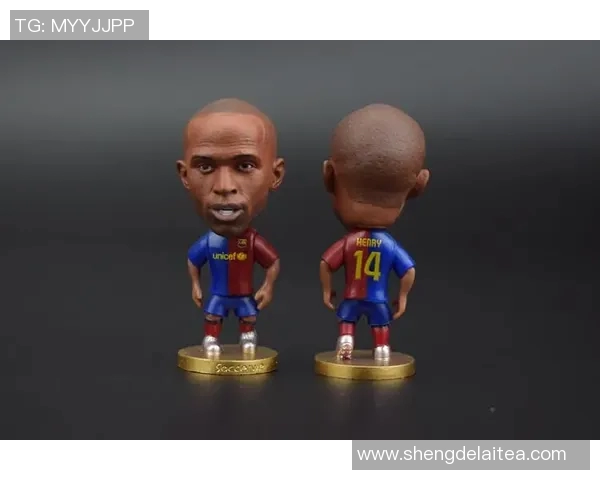 足球明星手办摆件大号精美收藏品完美展现球场风采与激情